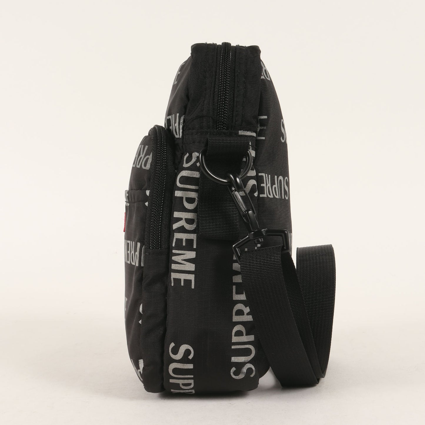 リフレクターロゴ柄 ショルダーバッグ(3M Reflective Repeat Shoulder Bag)