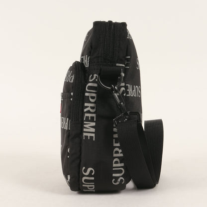 リフレクターロゴ柄 ショルダーバッグ(3M Reflective Repeat Shoulder Bag)
