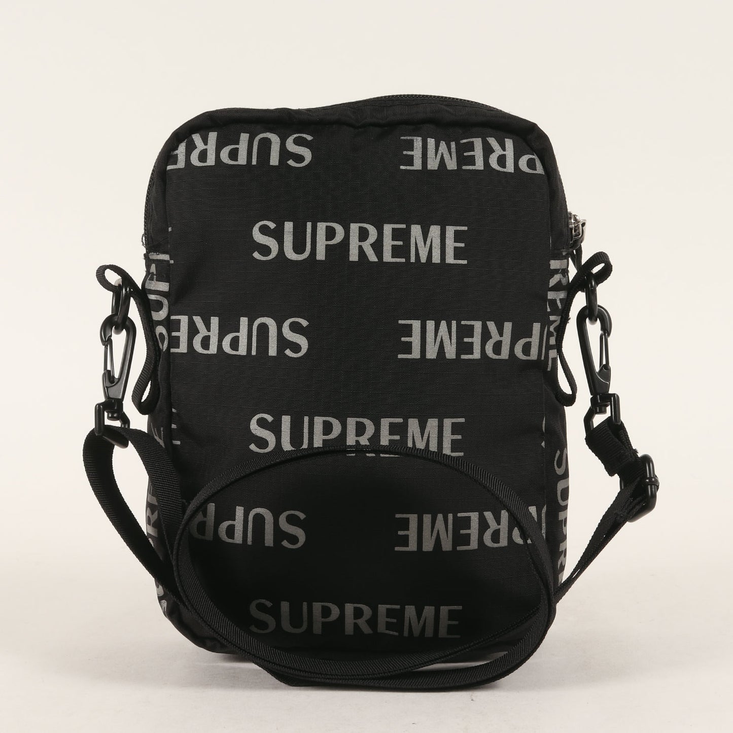 リフレクターロゴ柄 ショルダーバッグ(3M Reflective Repeat Shoulder Bag)