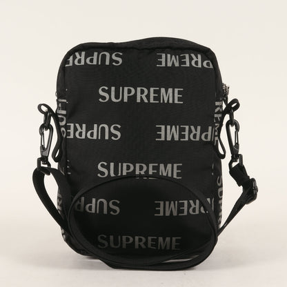 リフレクターロゴ柄 ショルダーバッグ(3M Reflective Repeat Shoulder Bag)
