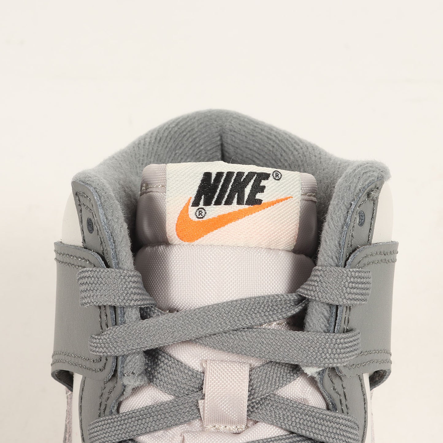 DUNK HI RETRO SE VNTG LIGHT BONE (DM0582-001)