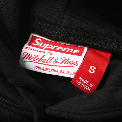 24AW ×Mitchell & Ness ×NCAA アップリケロゴ スウェット パーカー(Hooded Sweatshirt)