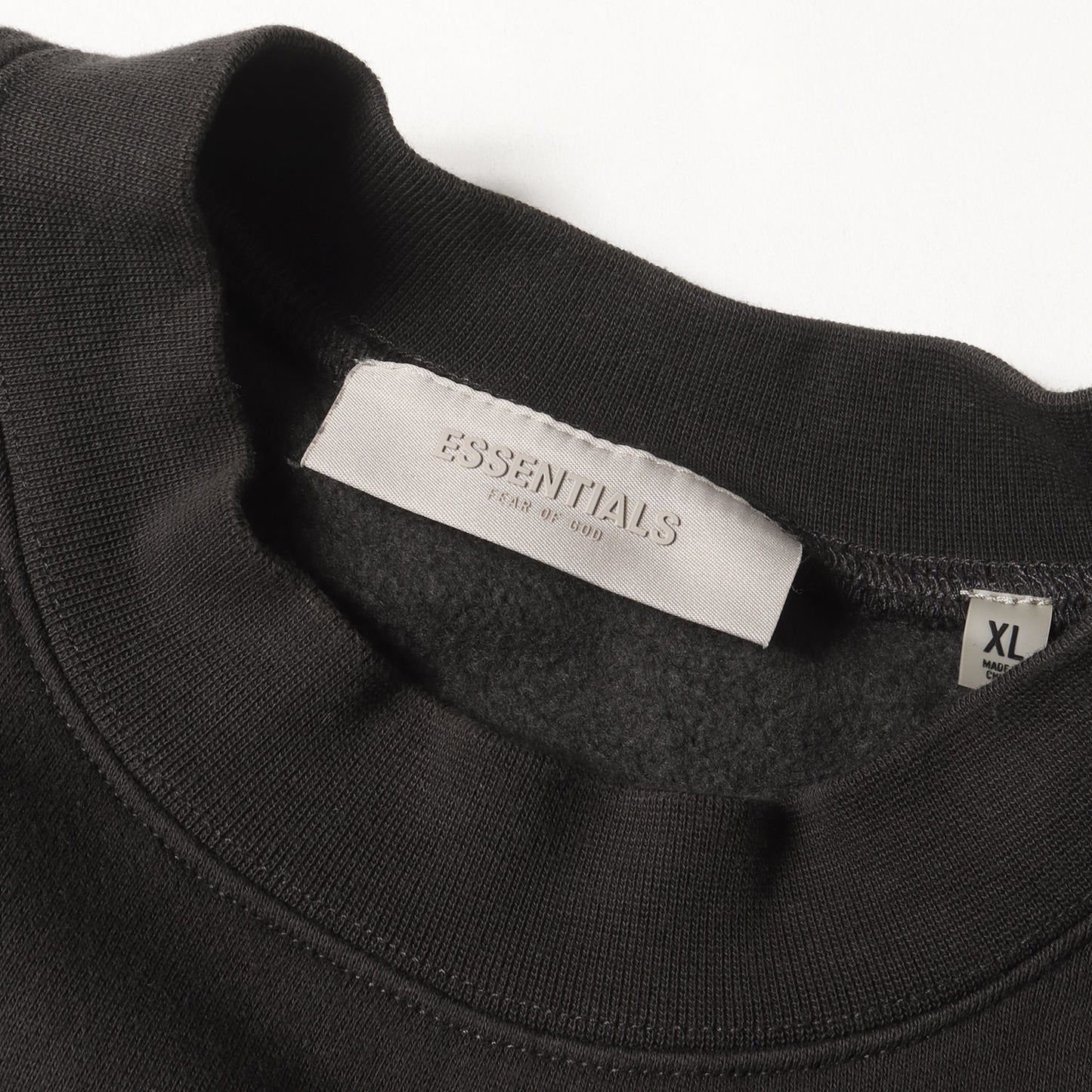 FOG ESSENTIALS フロッキープリント オーバーサイズ スウェット(Relaxed Crewneck)