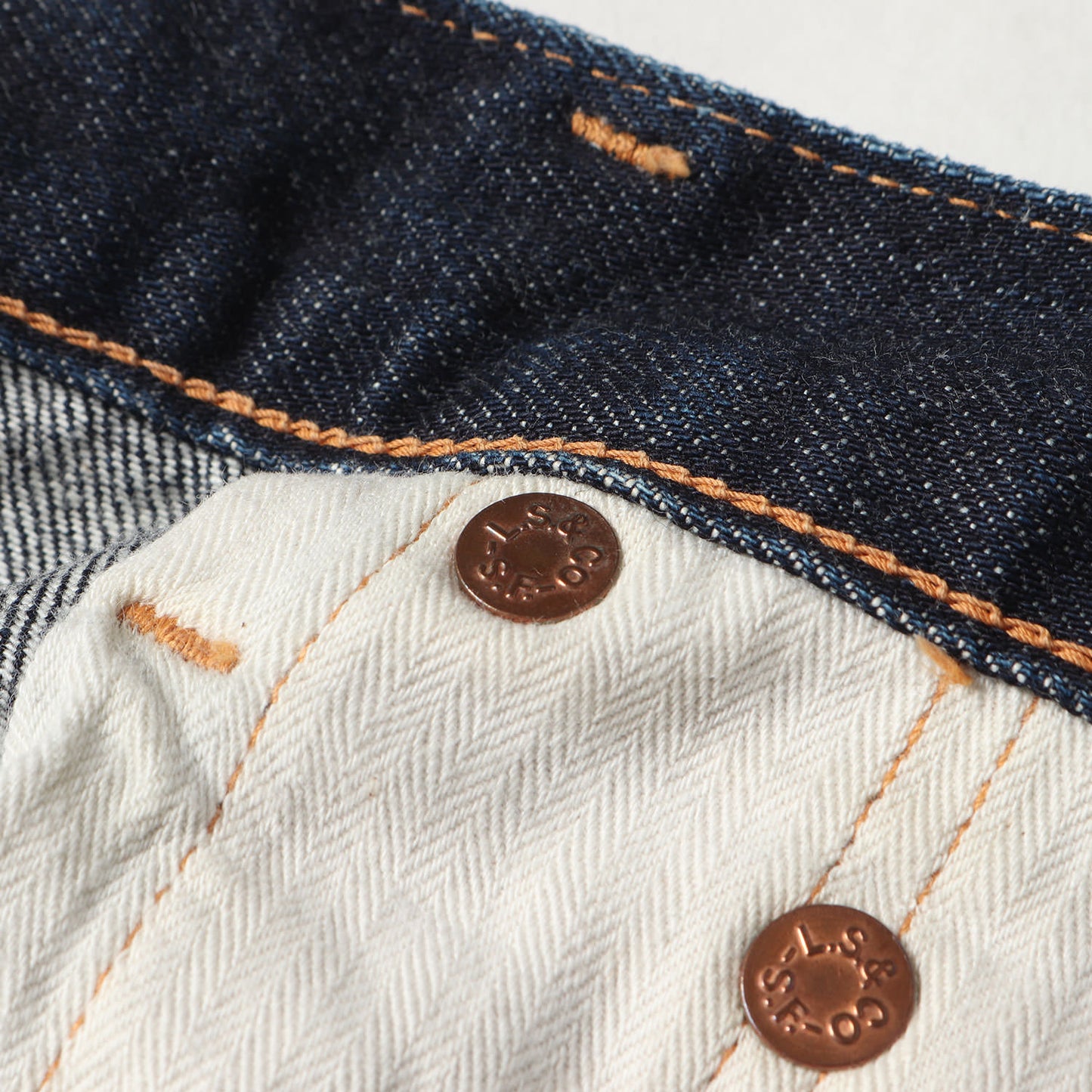 ×Levi's ロゴプリント テーパード デニムパンツ