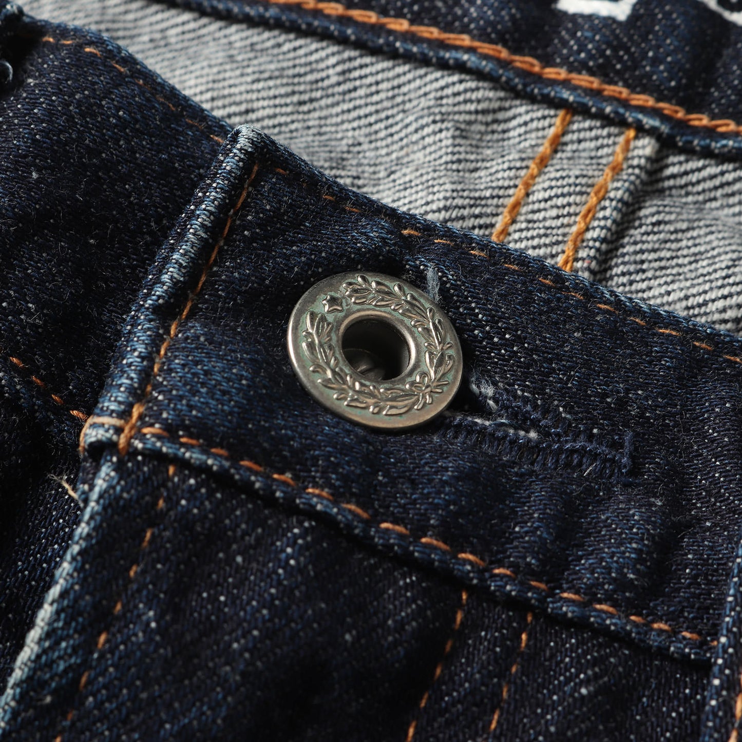 ×Levi's ロゴプリント テーパード デニムパンツ