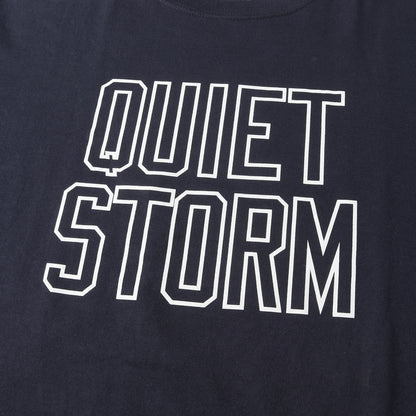 QUIET STORMロゴ クルーネック Tシャツ
