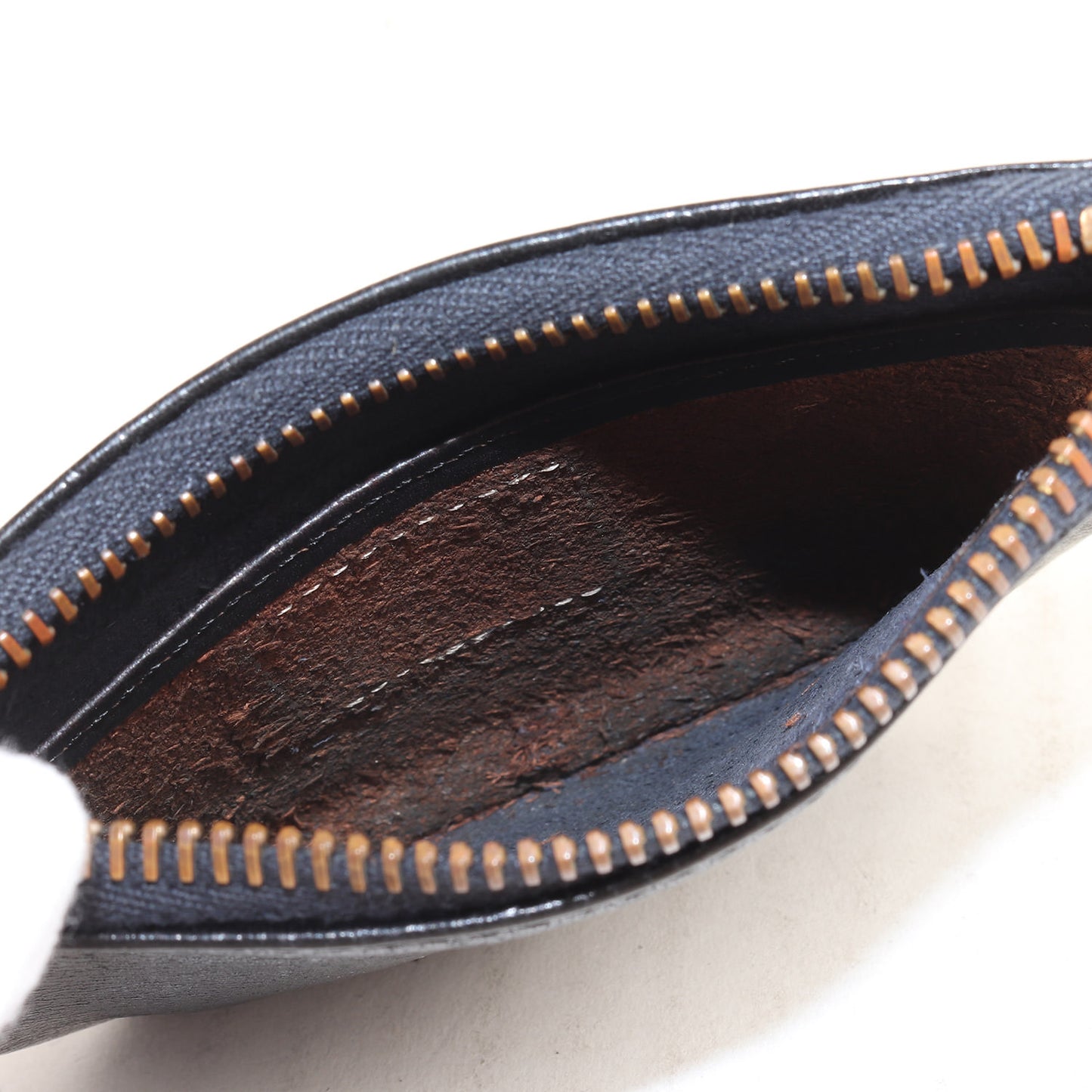 型押しロゴ レザー ジップ コインケース