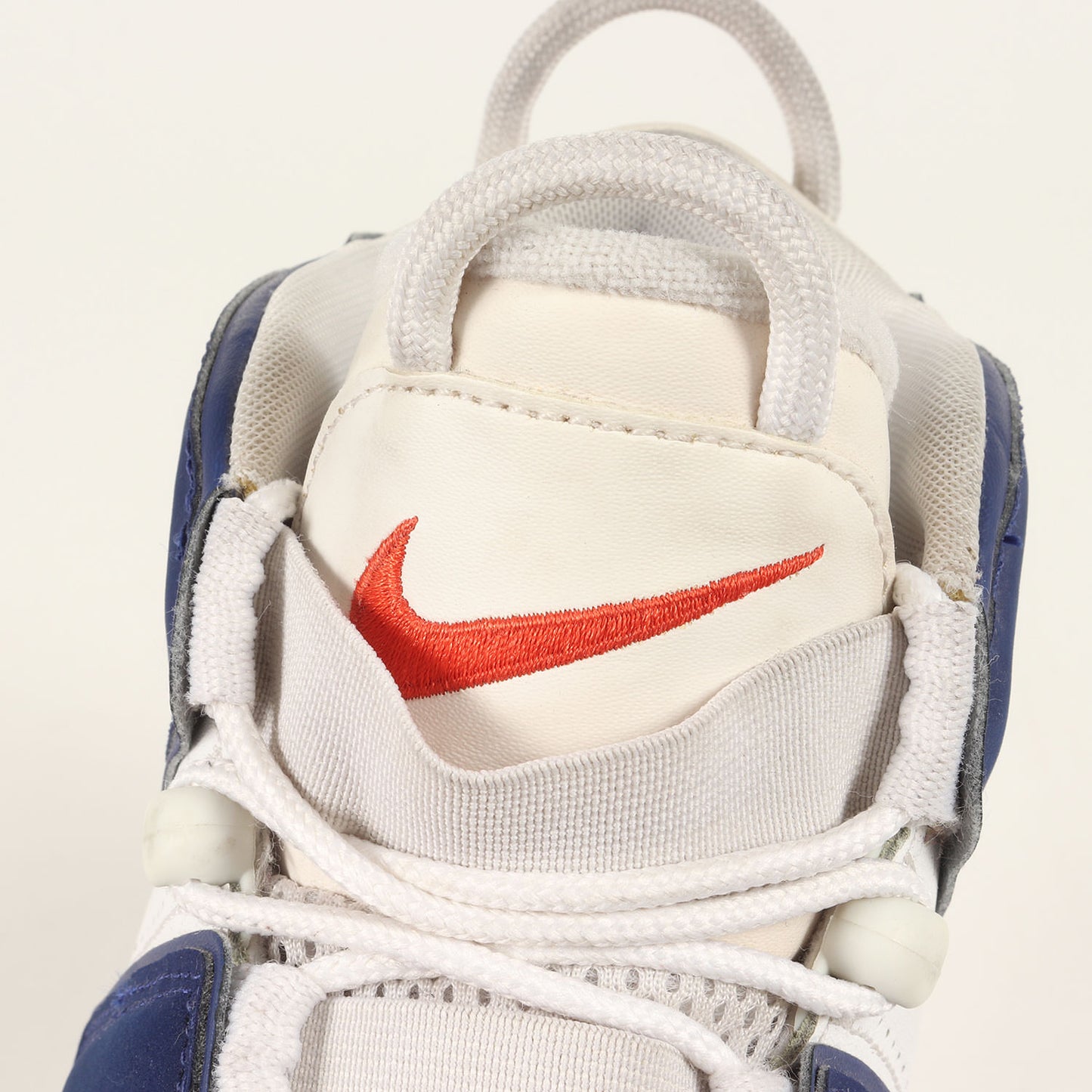 AIR MORE UPTEMPO 96 KNICKS (921948-101)
