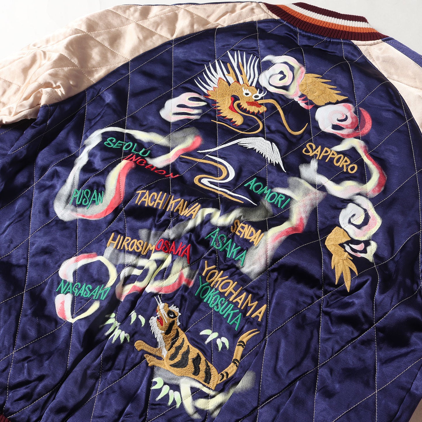 JAPANマップ 刺繍&プリント キルティング サテン スカジャン (QUILTING RAYON SOUVENIR JACKET)