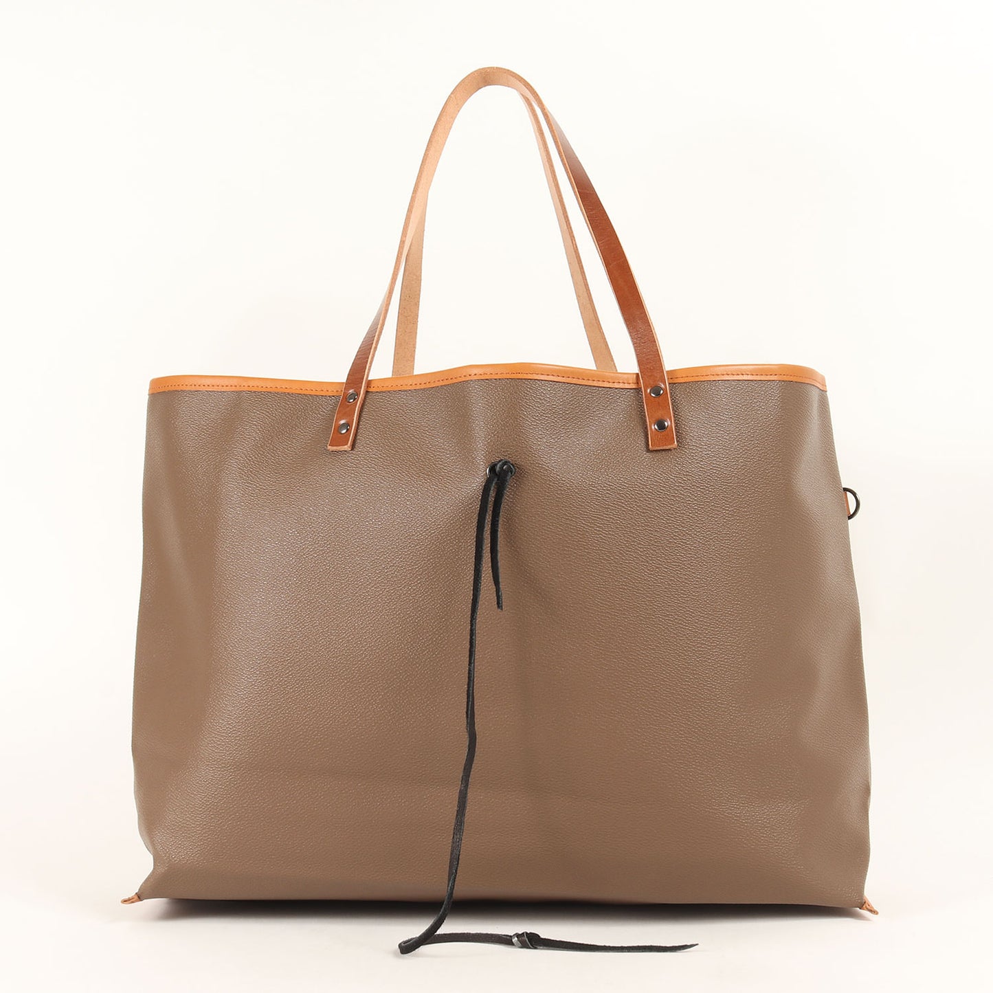 コンチョ付き PVCレザー トートバッグ