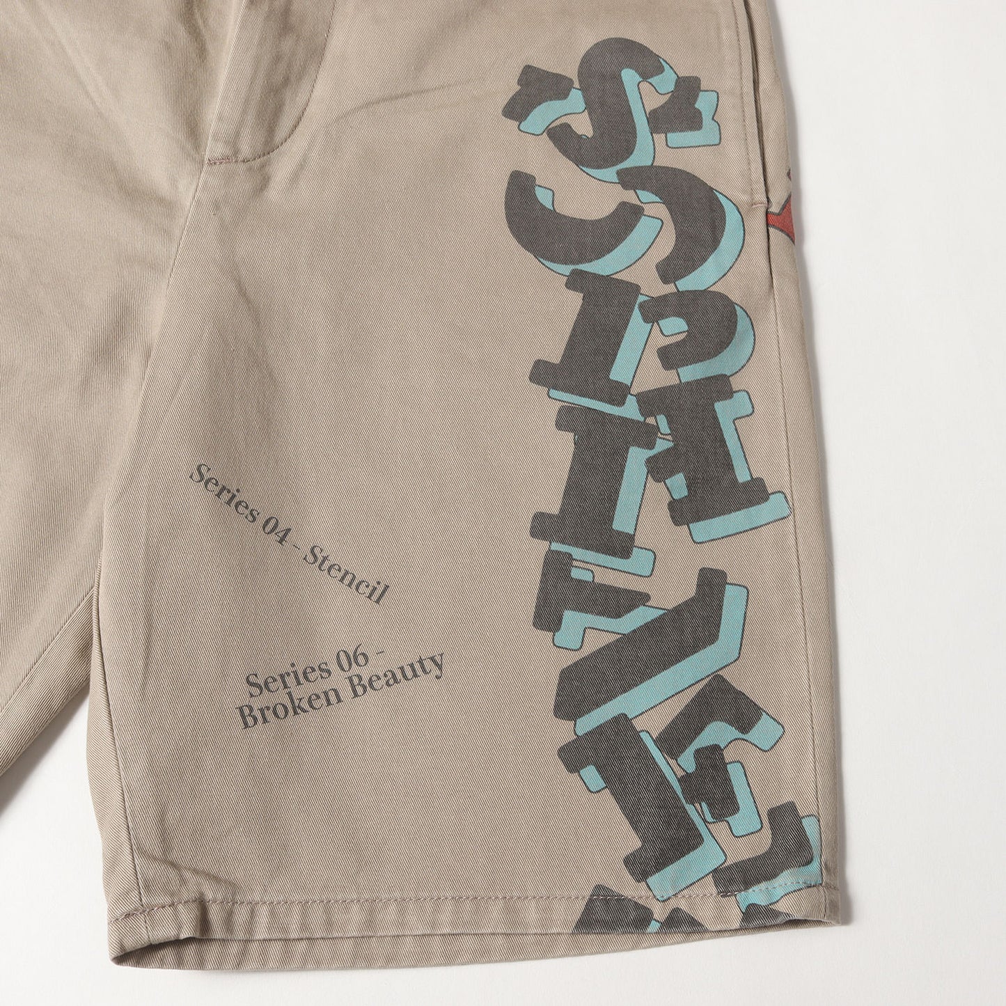 25SS ×SIMON TAYLOR グラフィック チノショーツ(LOGO CHINO SHORTS)