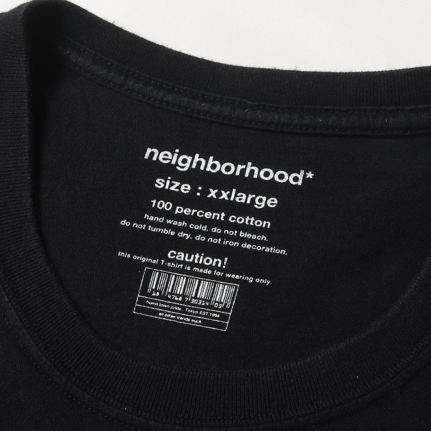 隣ロゴ クルーネック Tシャツ