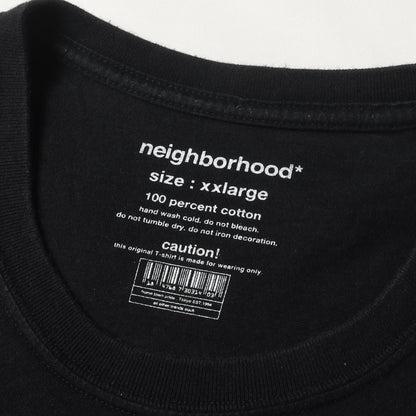 隣ロゴ クルーネック Tシャツ