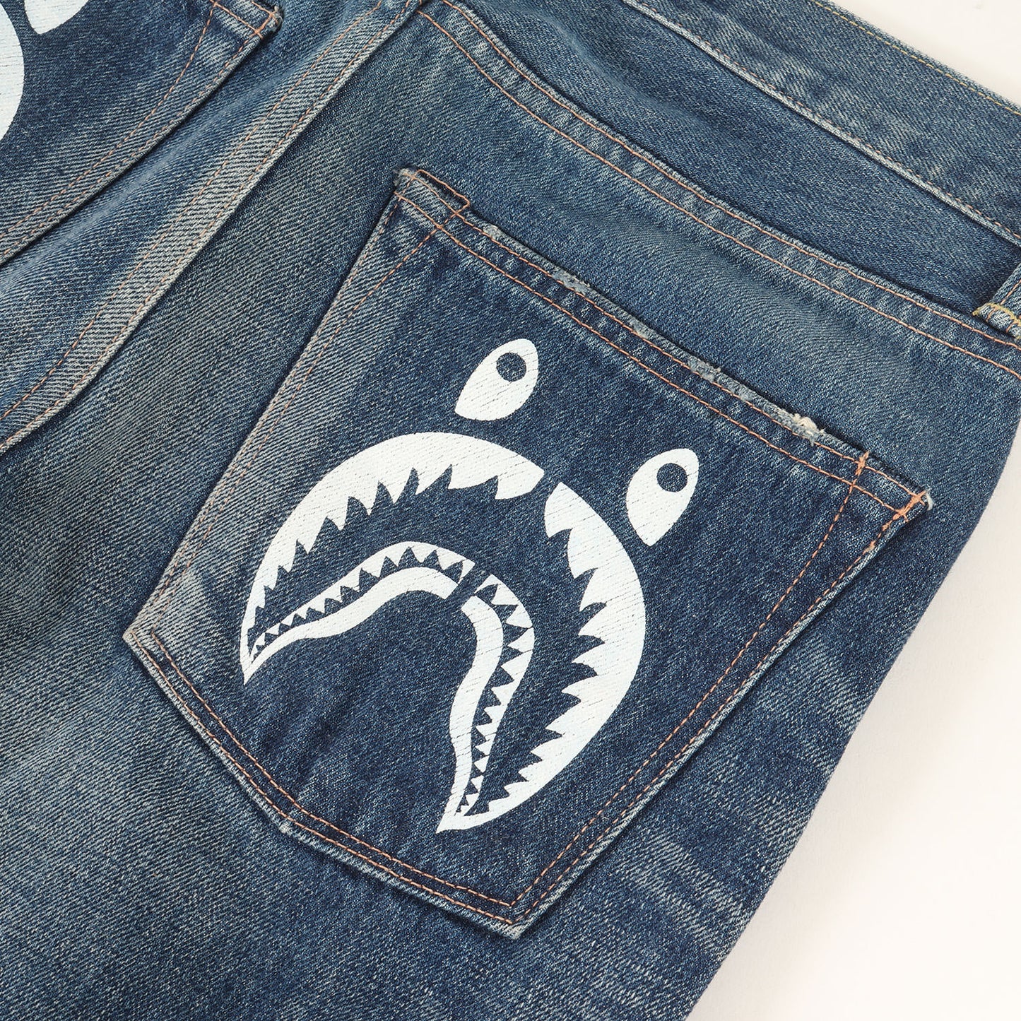 シャーク プリント ヴィンテージ加工 スリムテーパード デニムパンツ