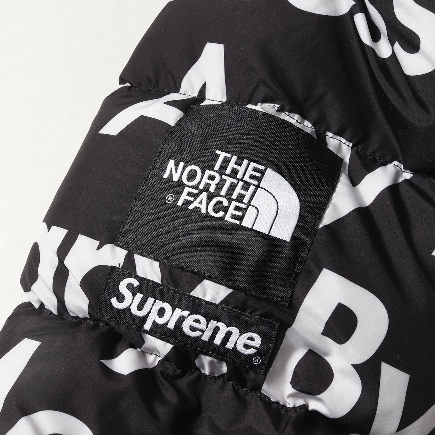 ×THE NORTH FACE メッセージロゴ ヌプシ ダウンジャケット(Nuptse Jacket)