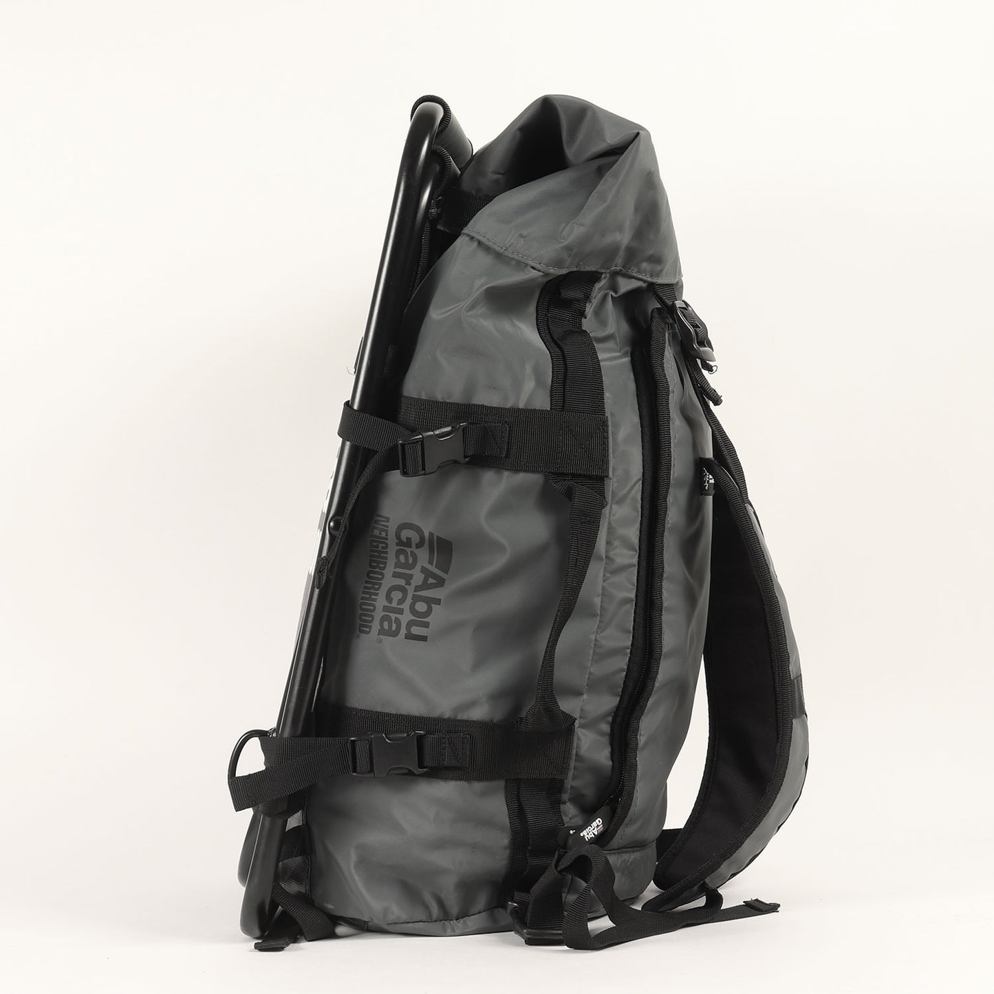 21SS ×AbuGarcia 折りたたみチェア付き ダッフル型 バックパック(NHAB . BASE DUFFLE / P-LUGGAGE)