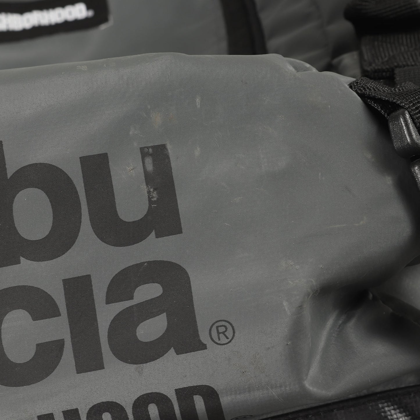 21SS ×AbuGarcia 折りたたみチェア付き ダッフル型 バックパック(NHAB . BASE DUFFLE / P-LUGGAGE)
