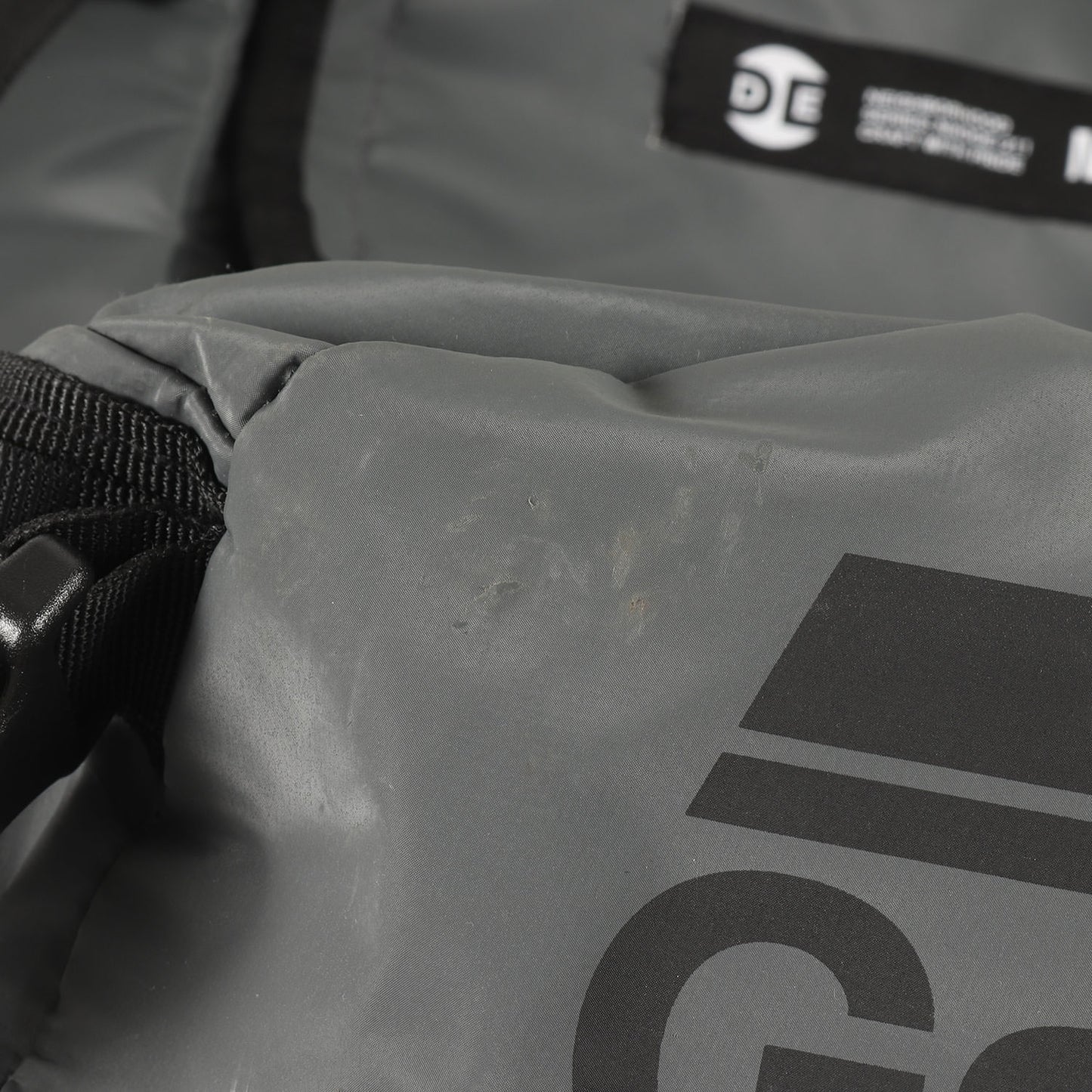 21SS ×AbuGarcia 折りたたみチェア付き ダッフル型 バックパック(NHAB . BASE DUFFLE / P-LUGGAGE)