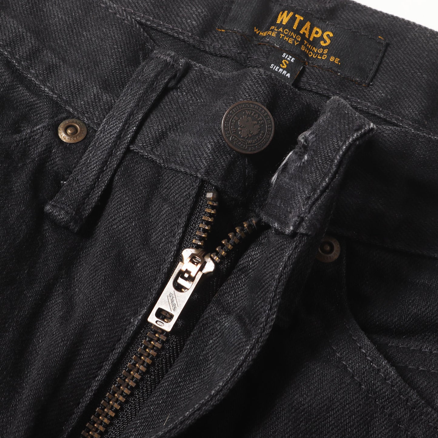 ベリースキニー ブラック デニムパンツ(BLUES. VERY SKINNY. RAW)