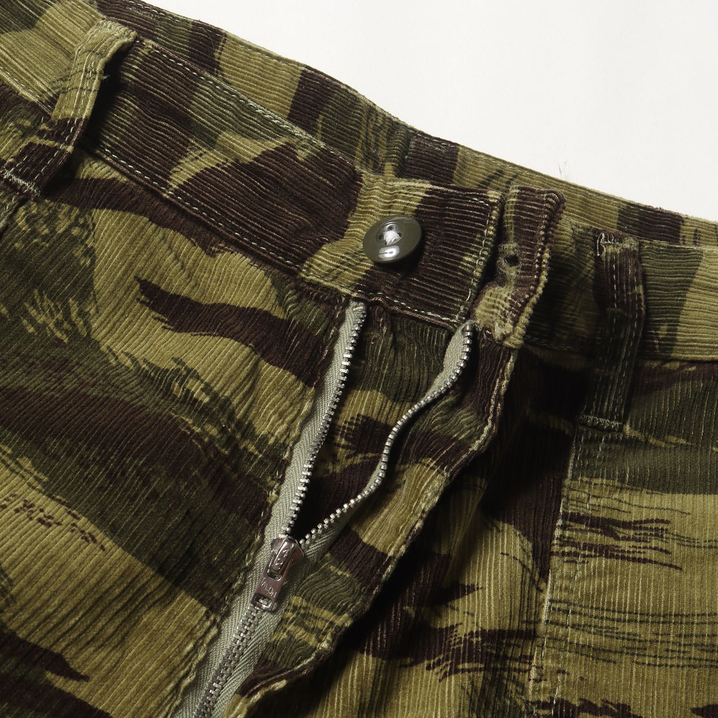 リザードカモ カットオフ コーデュロイ ショーツ