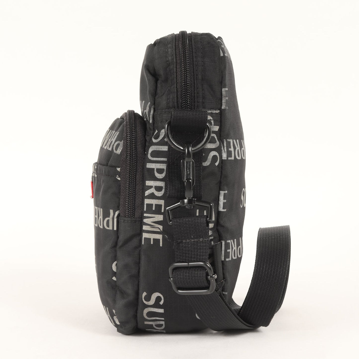 リフレクターロゴ柄 ショルダーバッグ(3M Reflective Repeat Shoulder Bag)