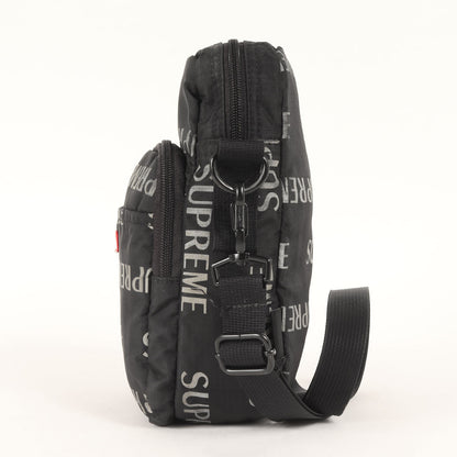 リフレクターロゴ柄 ショルダーバッグ(3M Reflective Repeat Shoulder Bag)