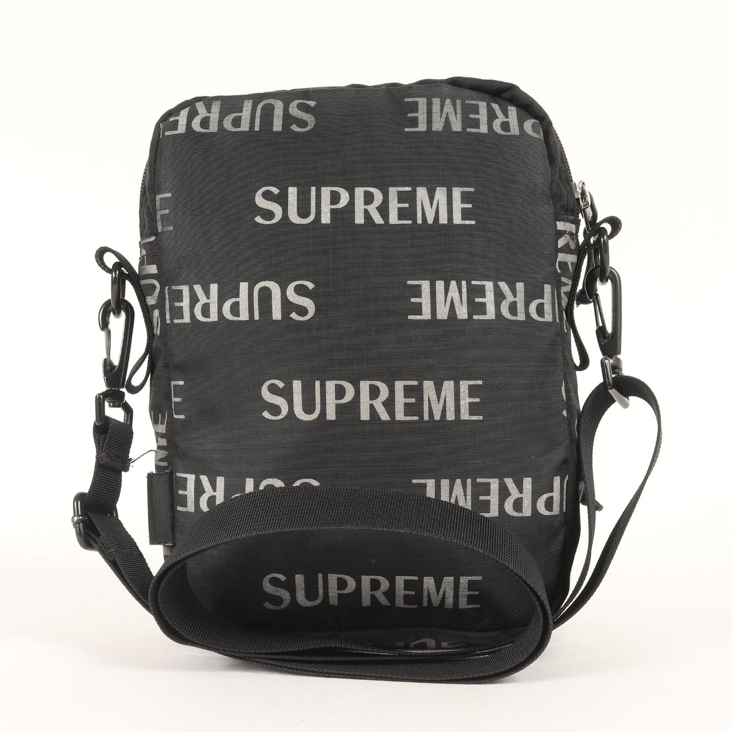 リフレクターロゴ柄 ショルダーバッグ(3M Reflective Repeat Shoulder Bag)