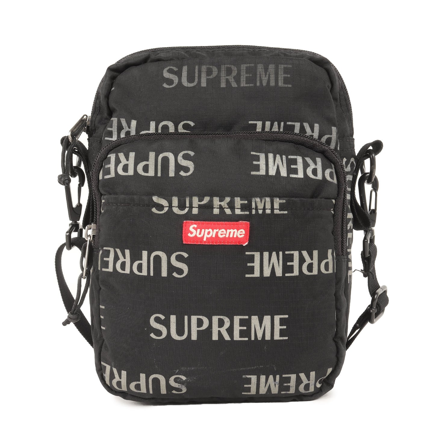 リフレクターロゴ柄 ショルダーバッグ(3M Reflective Repeat Shoulder Bag)