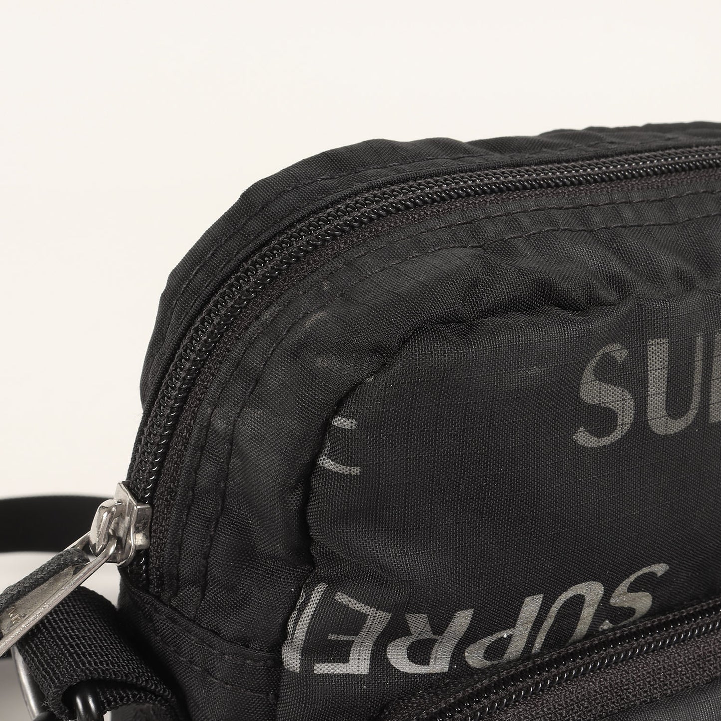 リフレクターロゴ柄 ショルダーバッグ(3M Reflective Repeat Shoulder Bag)