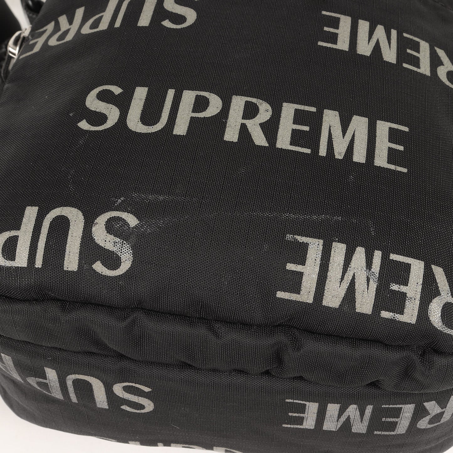 リフレクターロゴ柄 ショルダーバッグ(3M Reflective Repeat Shoulder Bag)