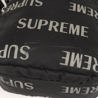 リフレクターロゴ柄 ショルダーバッグ(3M Reflective Repeat Shoulder Bag)