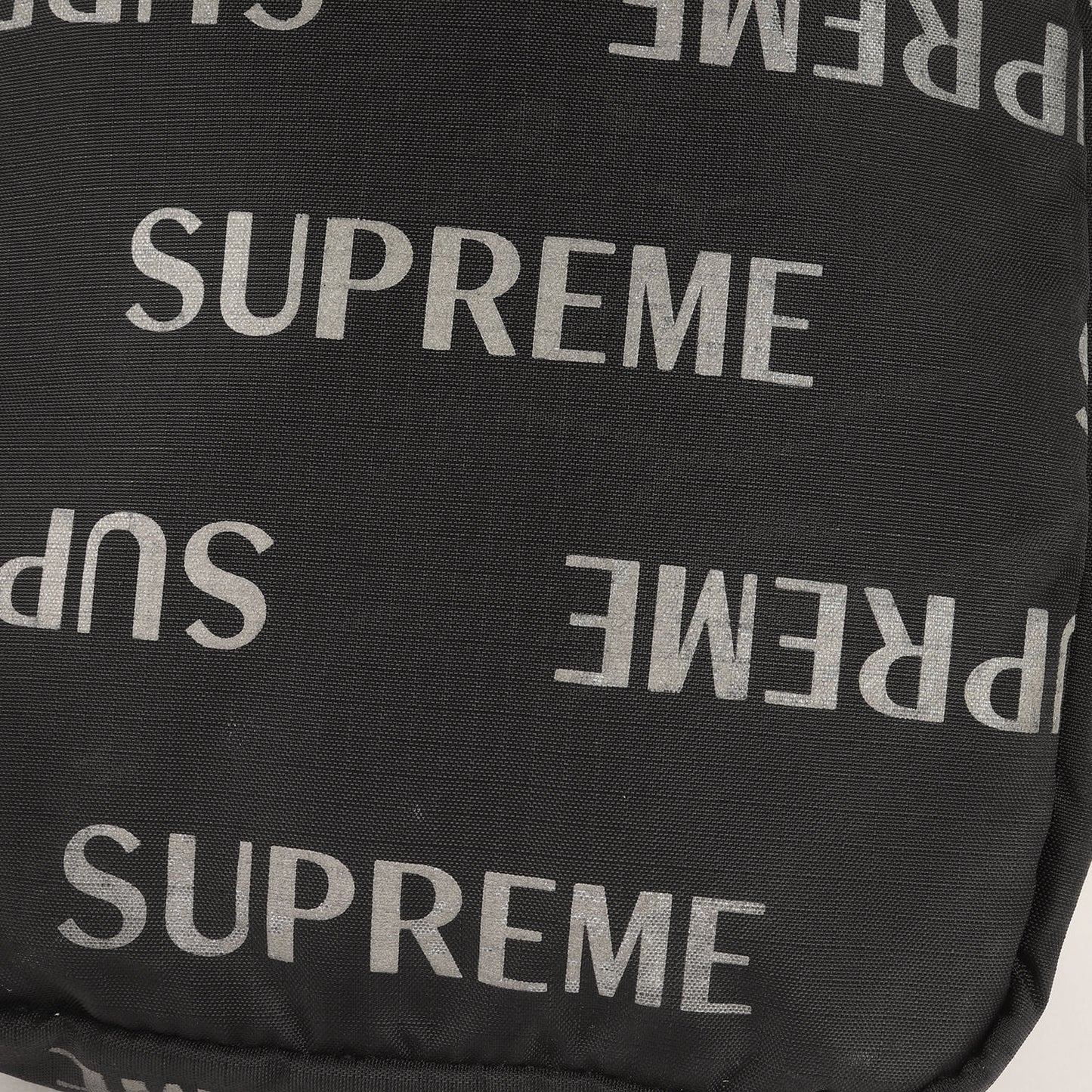 リフレクターロゴ柄 ショルダーバッグ(3M Reflective Repeat Shoulder Bag)