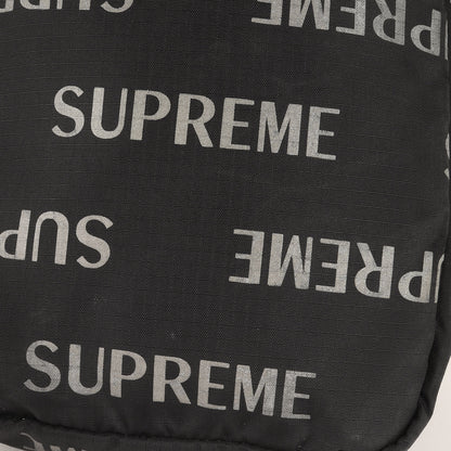 リフレクターロゴ柄 ショルダーバッグ(3M Reflective Repeat Shoulder Bag)