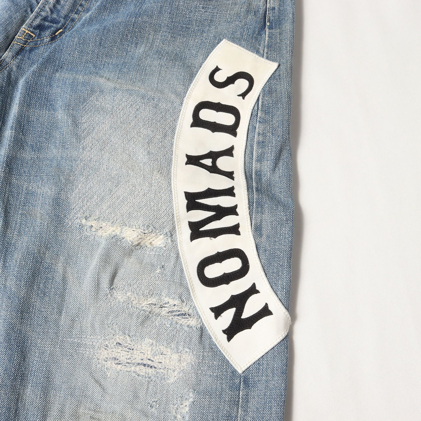 NOMADSパッチ付き ダメージ加工 デニムパンツ