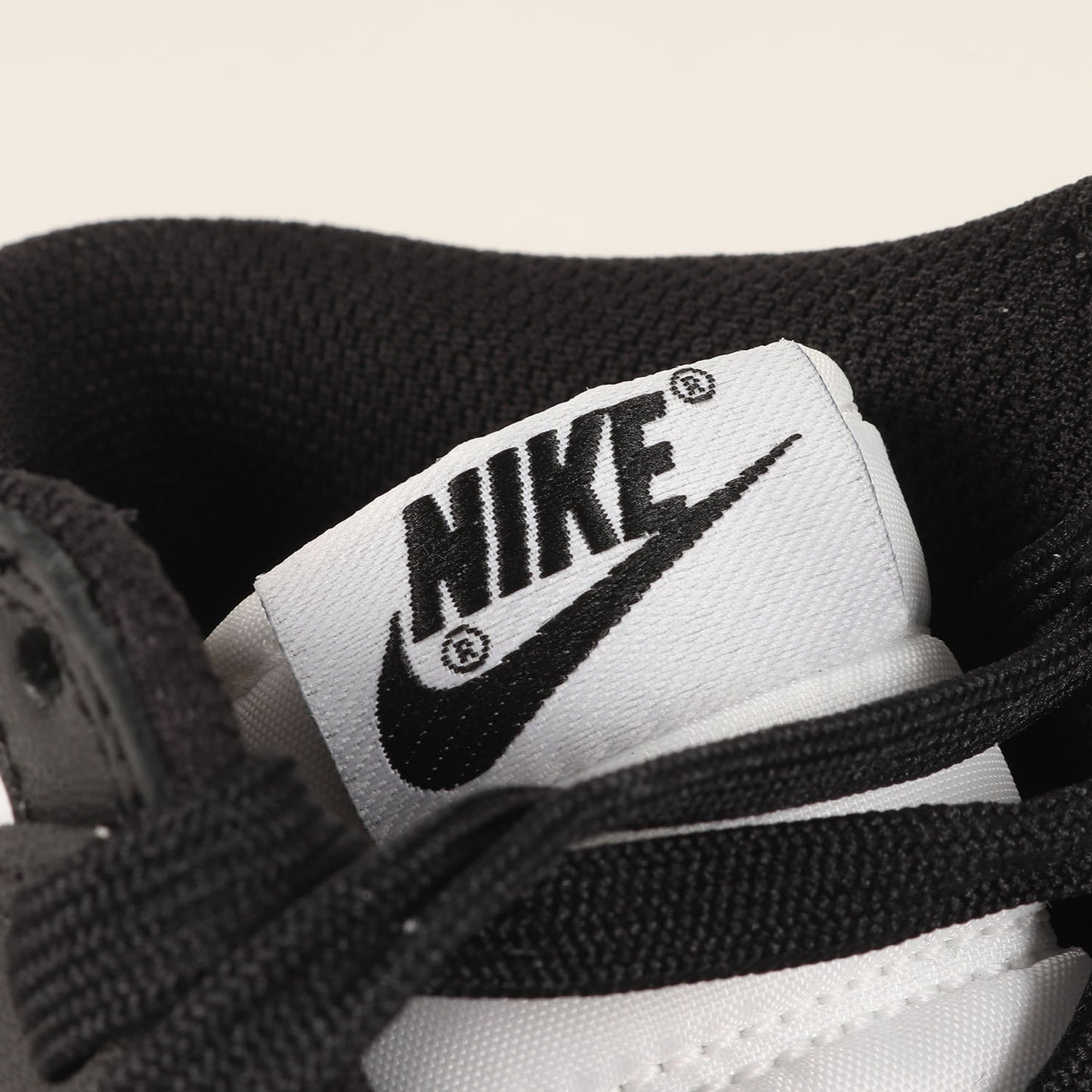 DUNK HI RETRO WHITE BLACK (DD1399-105)