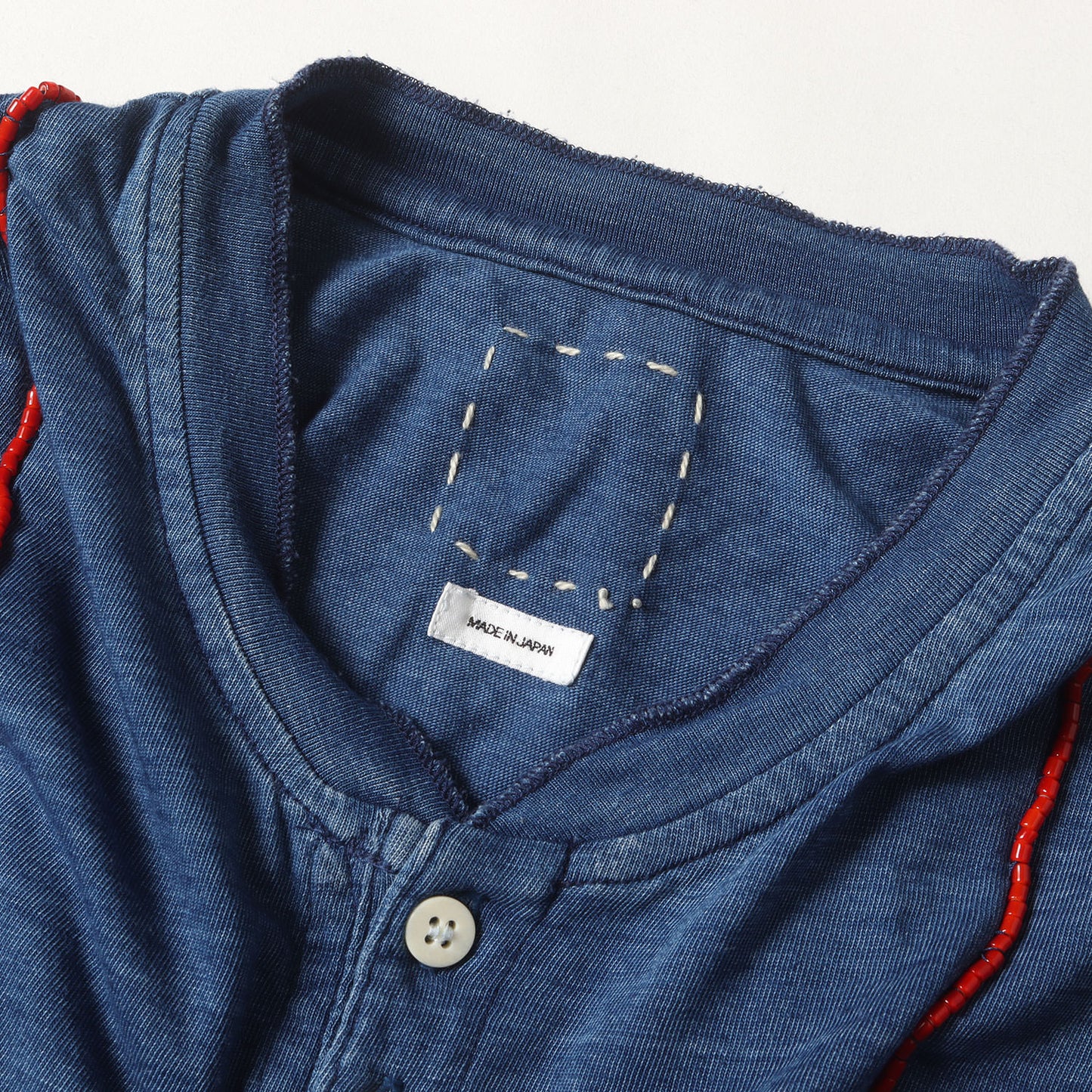 ビーズ付き インディゴ ヘンリーネック Tシャツ(INDIGO BEADS TEE HENLEY S/S)