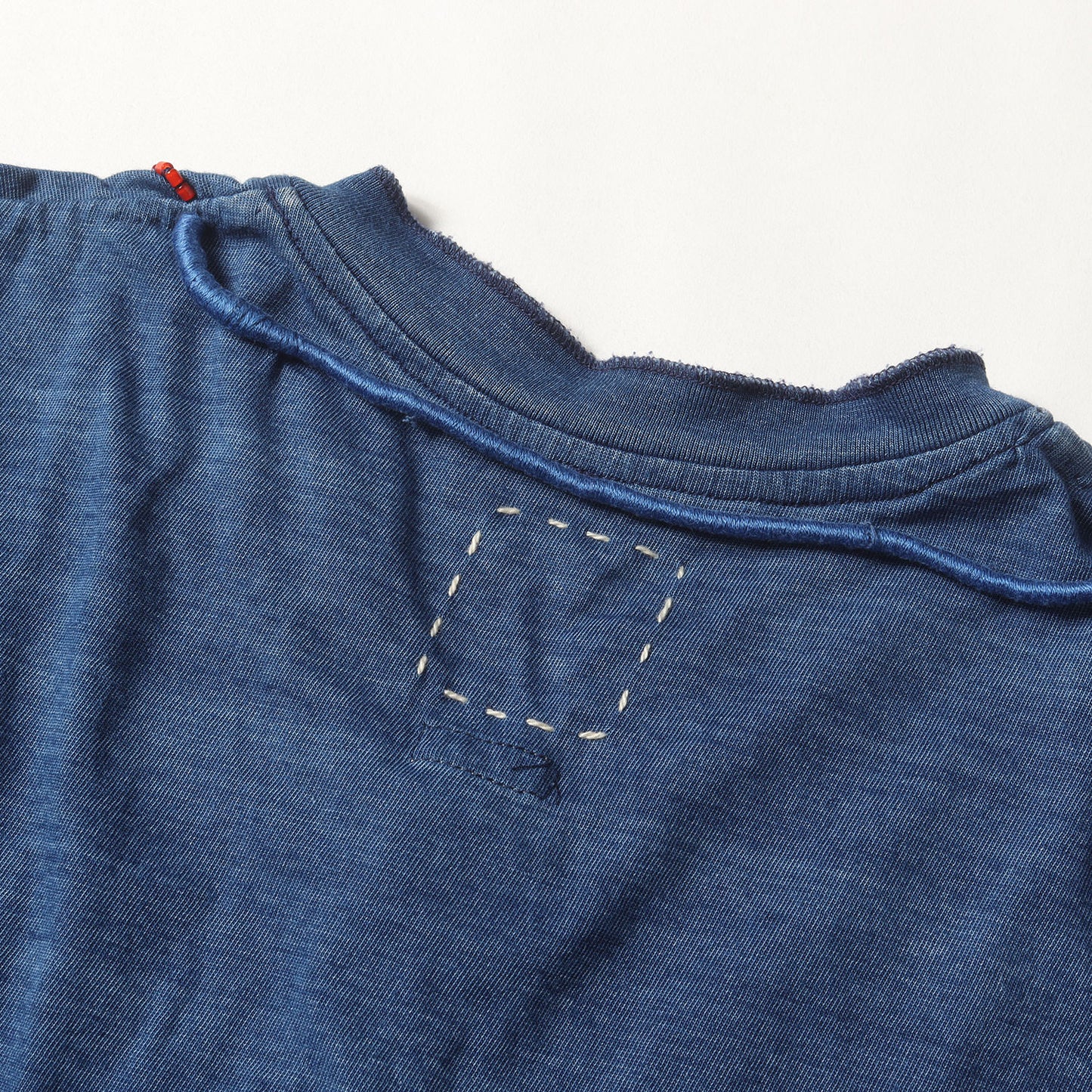 ビーズ付き インディゴ ヘンリーネック Tシャツ(INDIGO BEADS TEE HENLEY S/S)