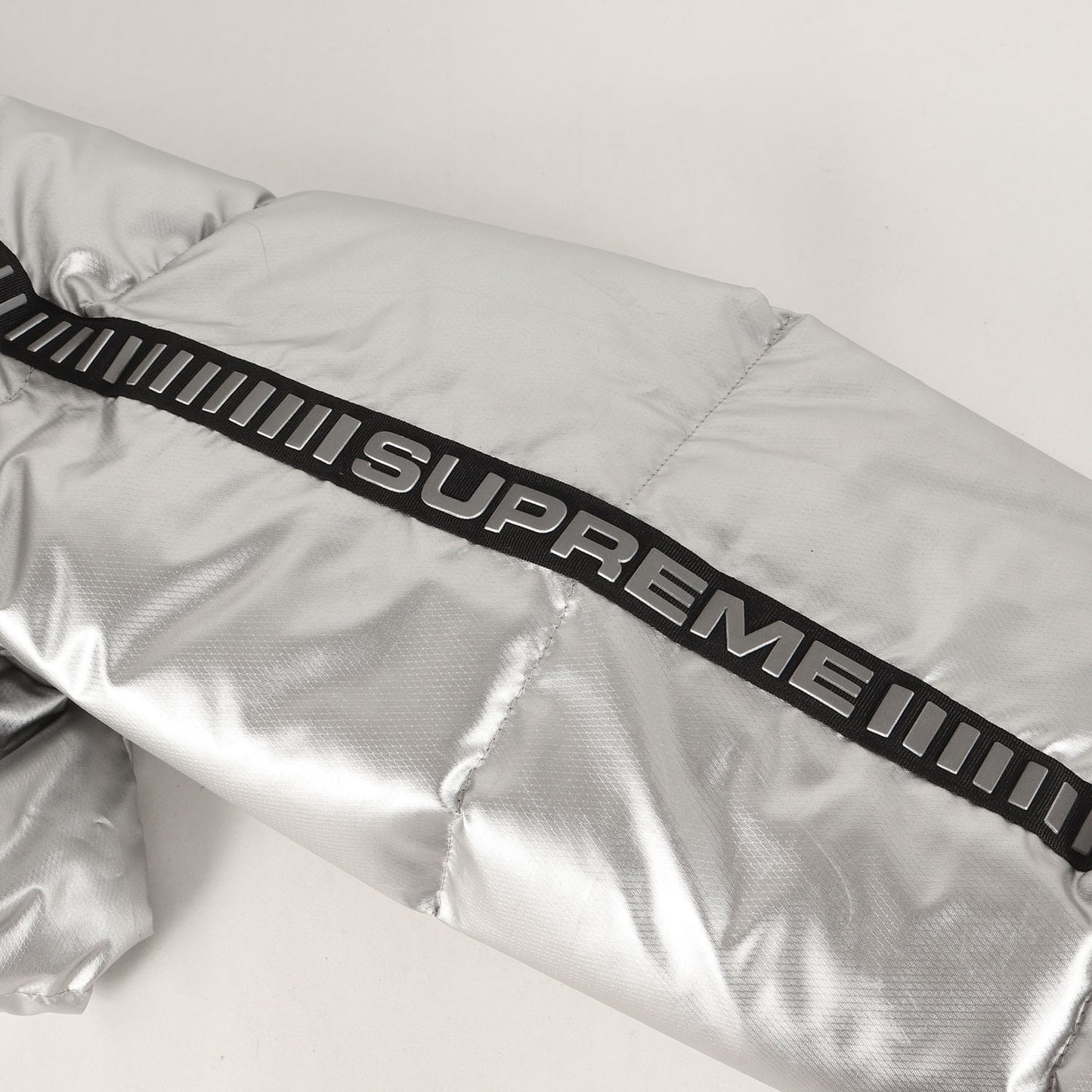 リフレクターロゴテープ パフィー ダウンジャケット(Reflective Sleeve Logo Puffy Jacket)
