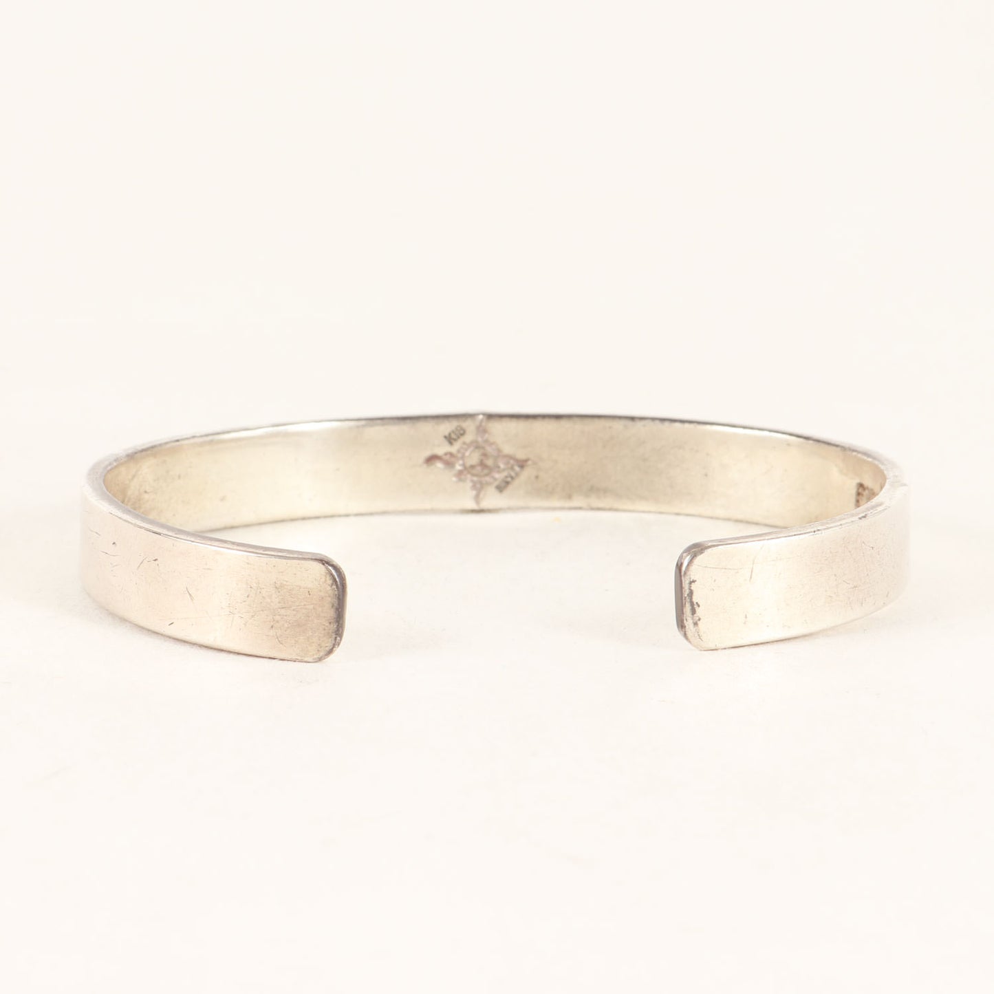 金メタル付き カラ草彫りバングル 8mm