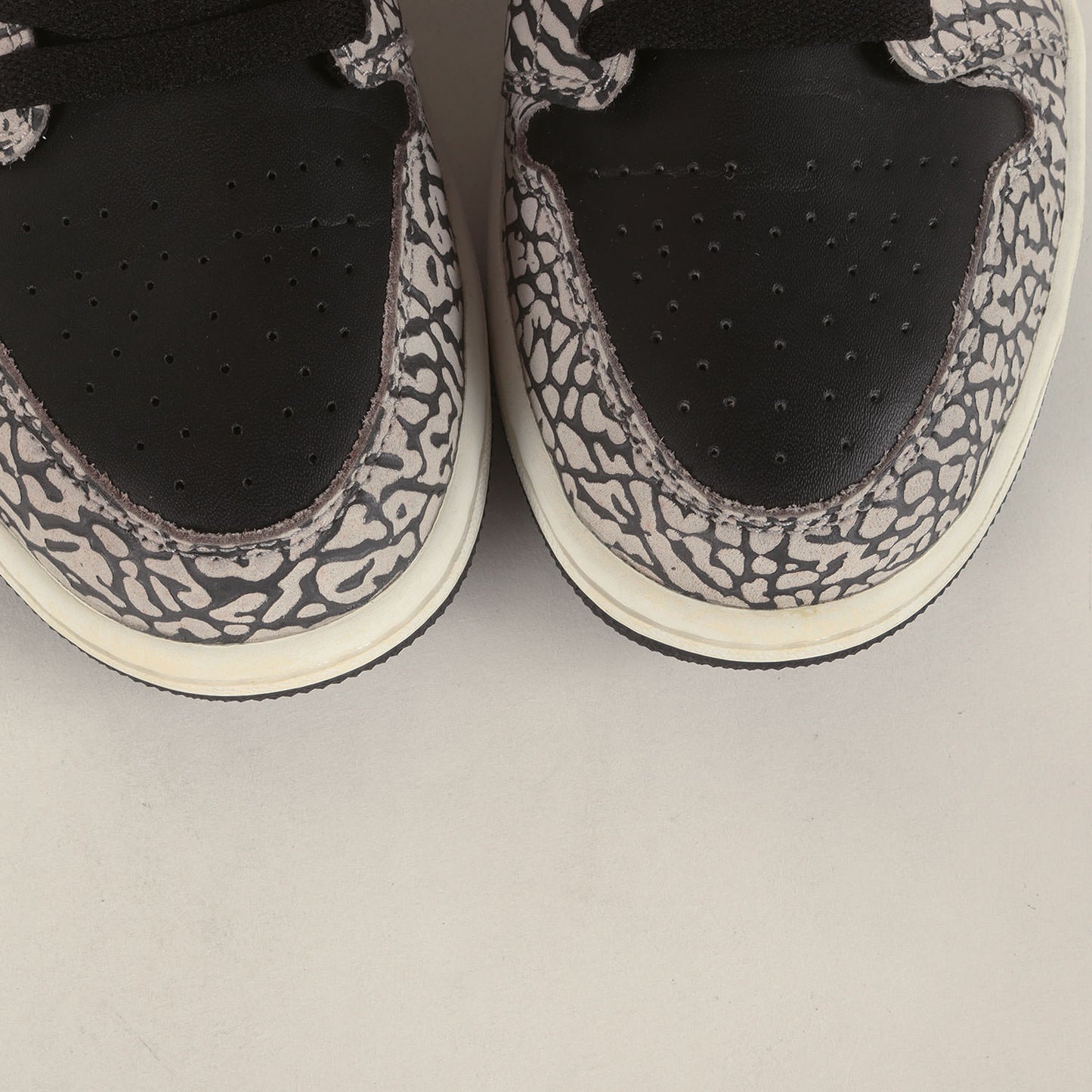 AIR JORDAN 1 RETRO HIGH BLACK CEMENT