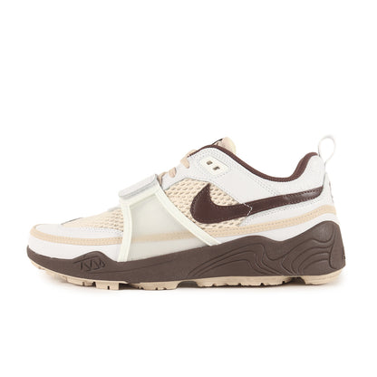 ×Travis Scott ZOOM FIELD JAXX WHITE & LIGHT CHOCOLATE (HQ3073-100)