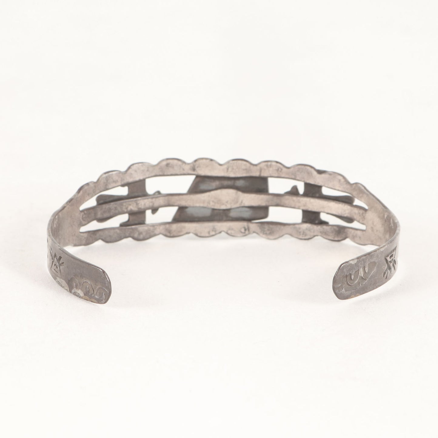 ヴィンテージ ナバホ族 天然ターコイズ サンダーバード シルバー バングル