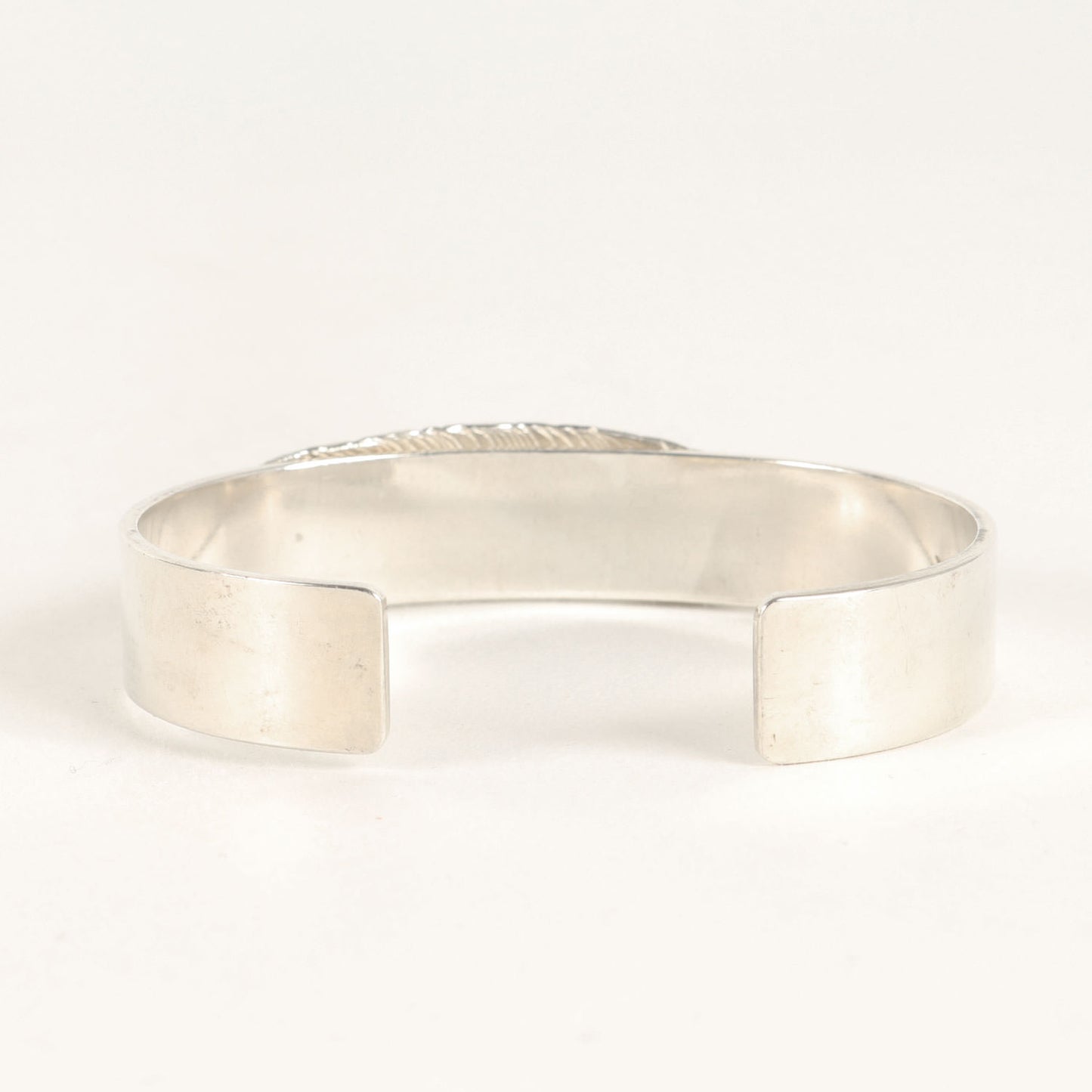 ローズ金メタルLフェザー付き 平打ちバングル