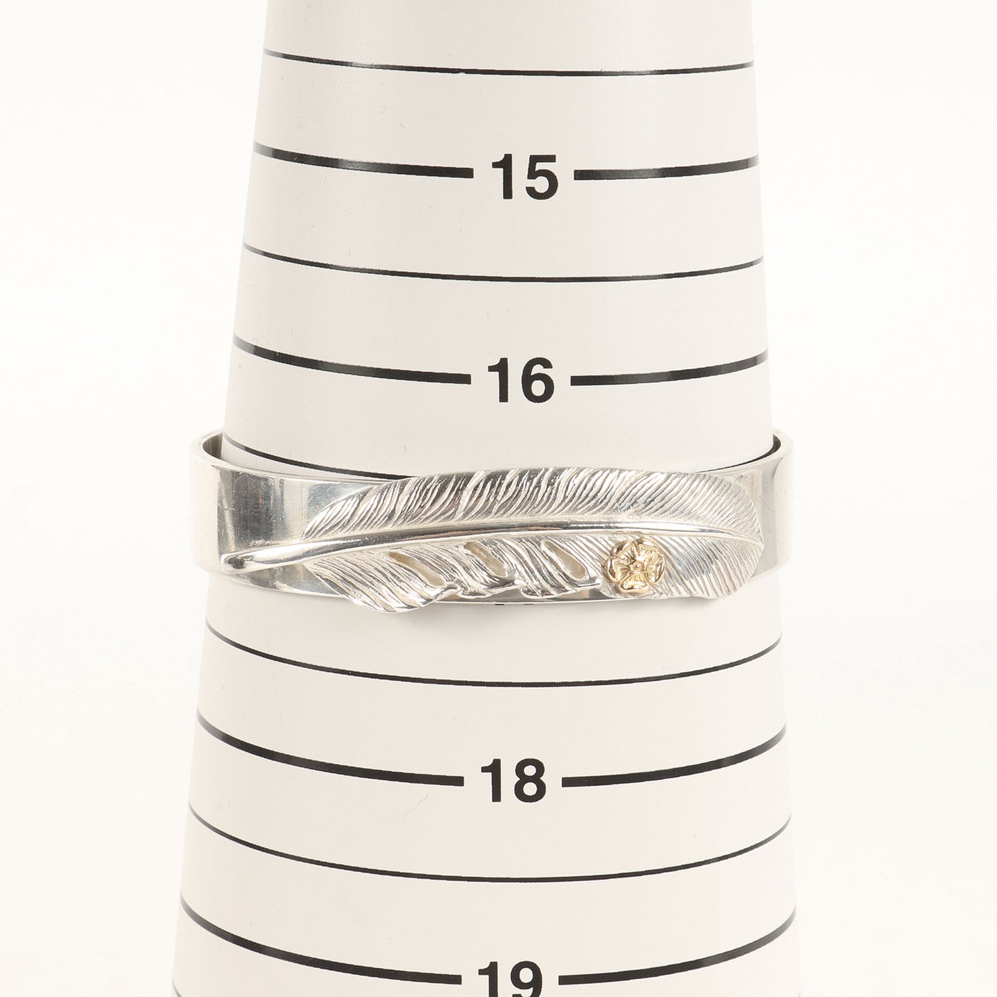 ローズ金メタルLフェザー付き 平打ちバングル