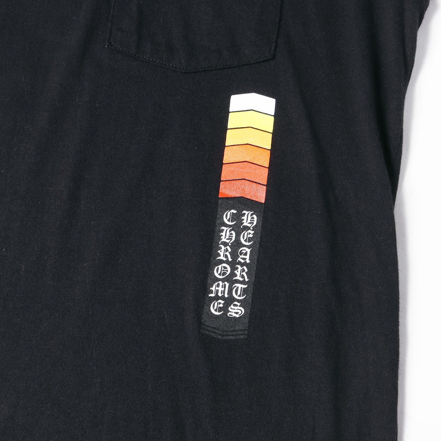 近年モデル ブランドロゴ ポケット Tシャツ(Neon Bar Logo Tee)