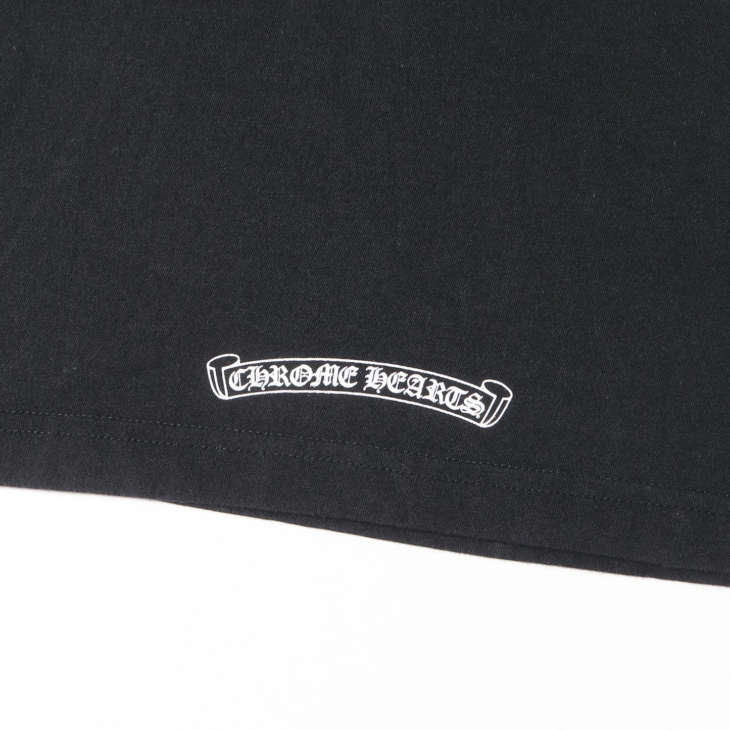 近年モデル ブランドロゴ ポケット Tシャツ(Neon Bar Logo Tee)