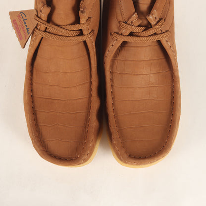 ×Clarks クロコダイル型押し ヌバックレザー ワラビーブーツ(Wallabee Boot)