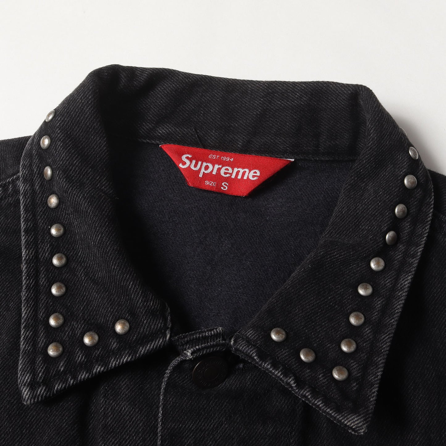 スタッズ付き デニム トラッカージャケット(Studded Denim Trucker Jacket)