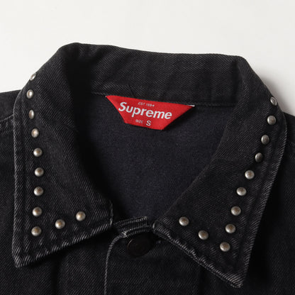 スタッズ付き デニム トラッカージャケット(Studded Denim Trucker Jacket)