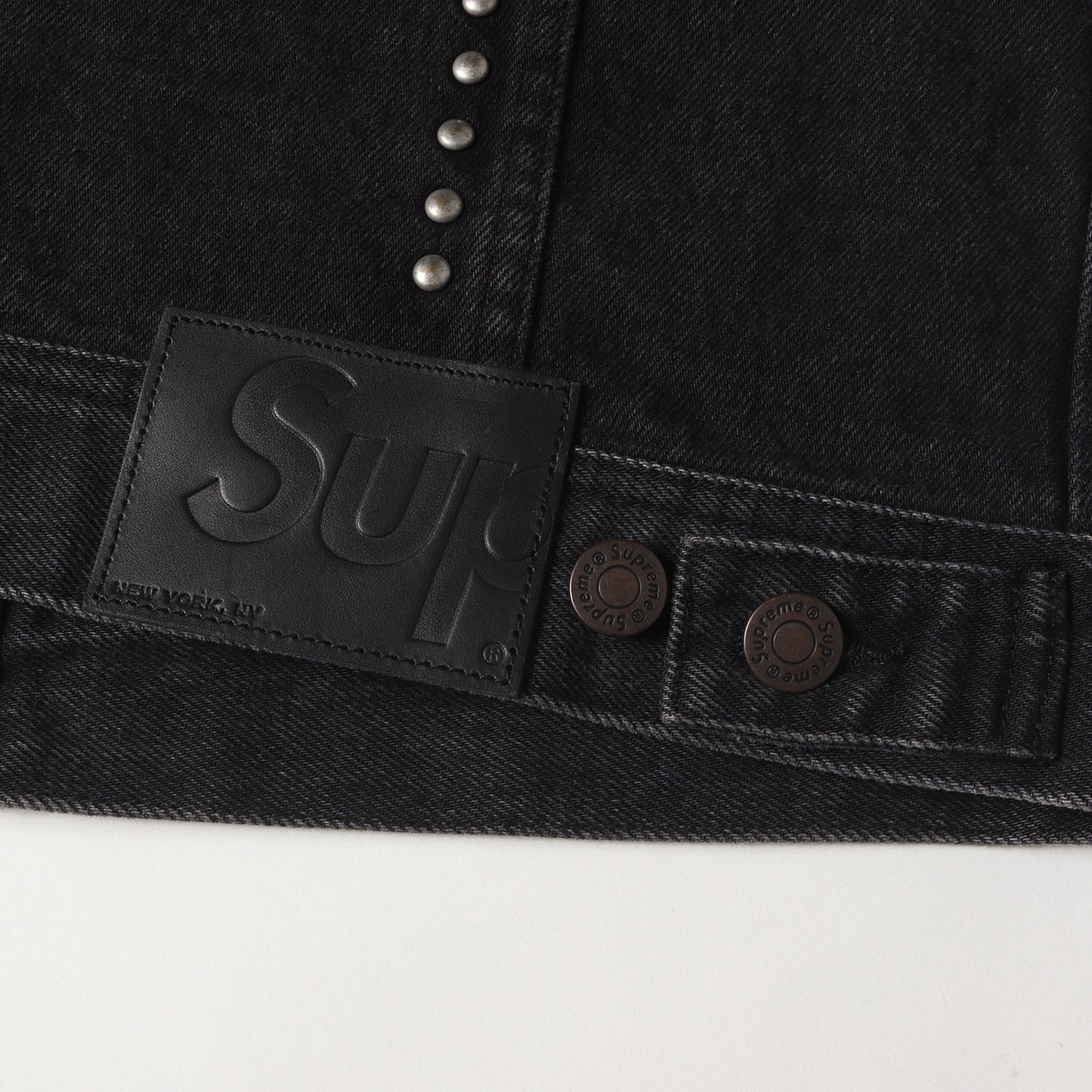 スタッズ付き デニム トラッカージャケット(Studded Denim Trucker Jacket)